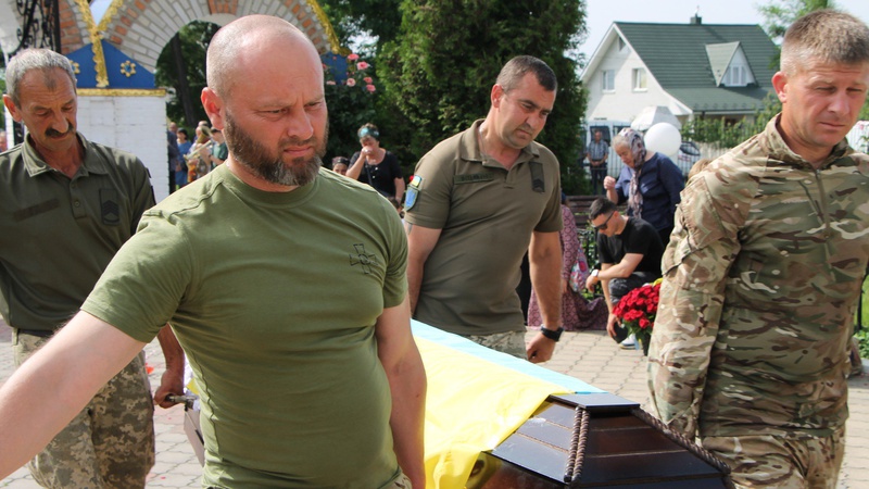 Кілька днів не дожив до Дня народження: на Маневиччині попрощалися із захисником Богданом Янчишиним