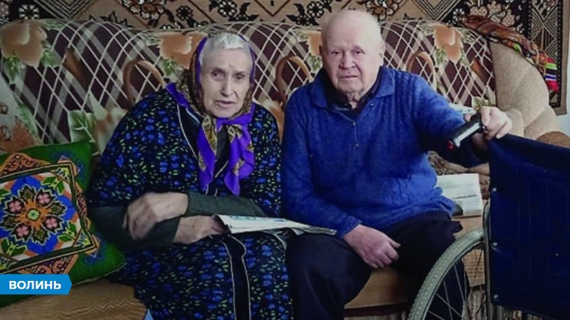 «Він мої ноги»: 92-річний дідусь з Волині доглядає 83-літню дружину на інвалідному візку