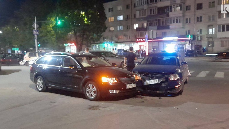 У Луцьку лоб у лоб зіткнулися дві автівки