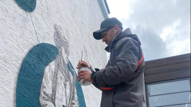 Луцький художник Юрій Чайка створив мурал із зображенням «людини – музики»