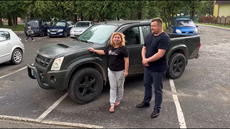 Нововолинська громада передала на передову чергове авто