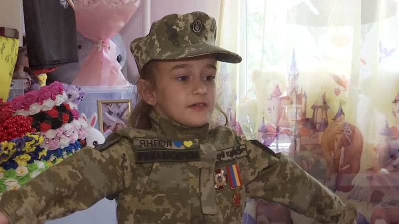 Бійці 14 ОМБР нагородили 7-річну волонтерку “званням” найкращого командира за її вклад у перемогу