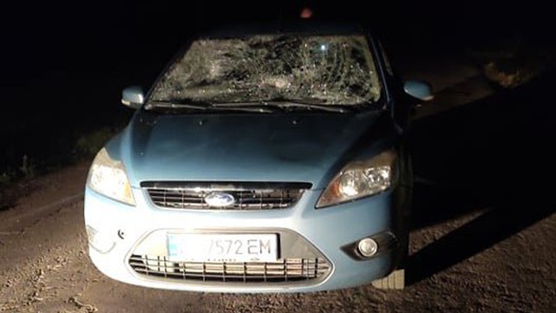 Забув ввімкнути фари: на Волині таксист Uklon наїхав на двох молодиків. ВІДЕО