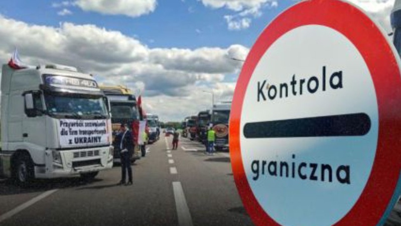 Страйк польських перевізників: черги на кордоні невпинно зростають