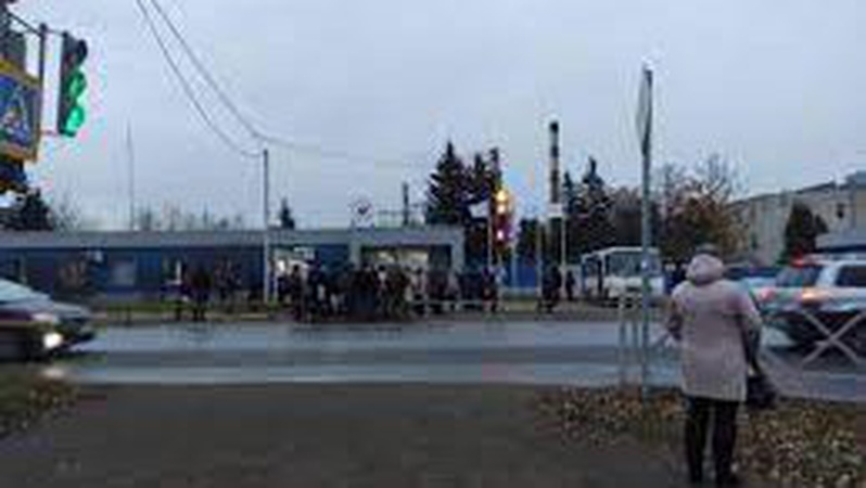 На заводі в рф влаштували облаву на призовників: чоловіків відловлювали на виході (відео)