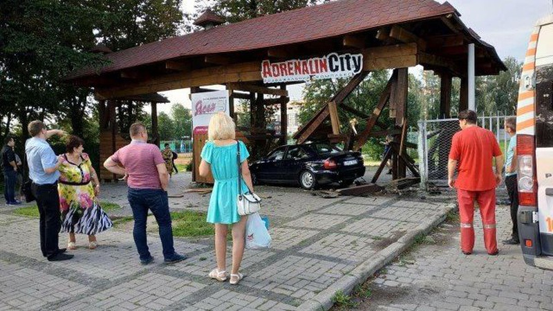 У Луцьку п’яний водій на Audi збив мотоцикліста біля «Адреналіну»