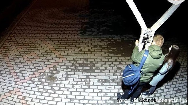 Знайшли лучанина, який вночі обклеїв зупинку рекламою