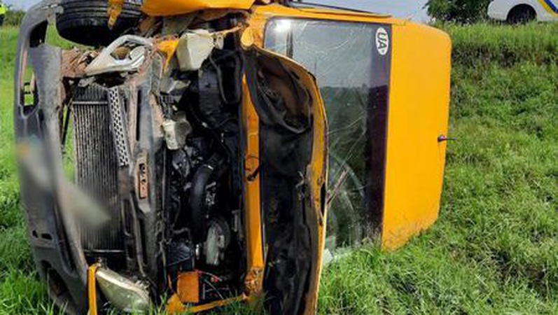 На Волині водій заснув за кермом та з’їхав у кювет