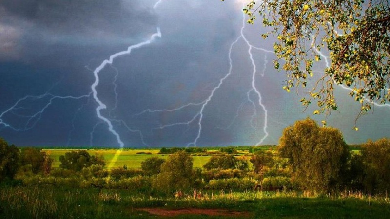 Синоптики попереджають про грози, град та шквали
