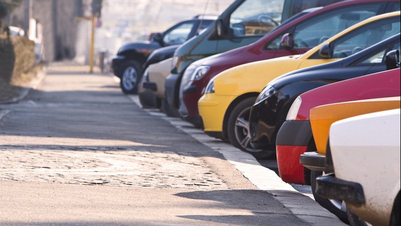 У Луцьку біля «Променя» авто розсікало тротуаром