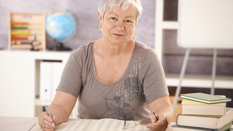 Учителів-пенсіонерів не мають права змушувати укладати строкові трудові договори, – рішення КСУ