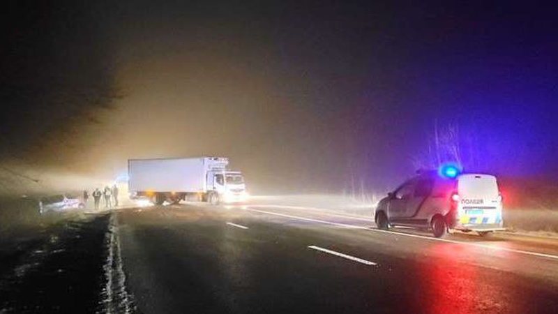 ДТП на Волині: від зіткнення з вантажівкою легковий бус злетів у кювет