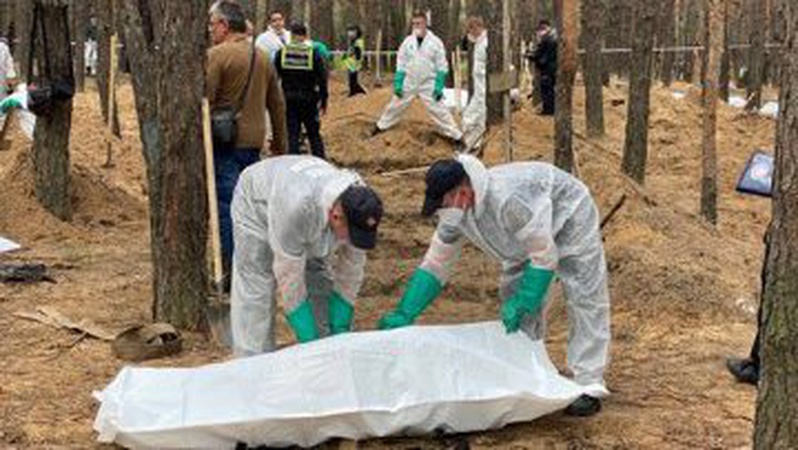 Поліція назвала нову кількість тіл, які ексгумували в Ізюмі