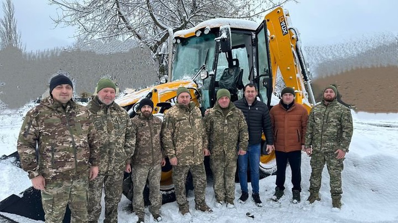 Громада на Волині для захисників на фронт придбала новенький екскаватор-навантажувач