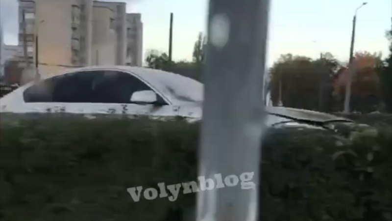 У Луцьку – аварія біля «Глобуса»: BMW вилетіло на кільце