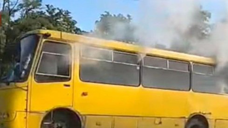 У Луцьку патрульні допомогли загасити пожежу в маршрутці. ВІДЕО