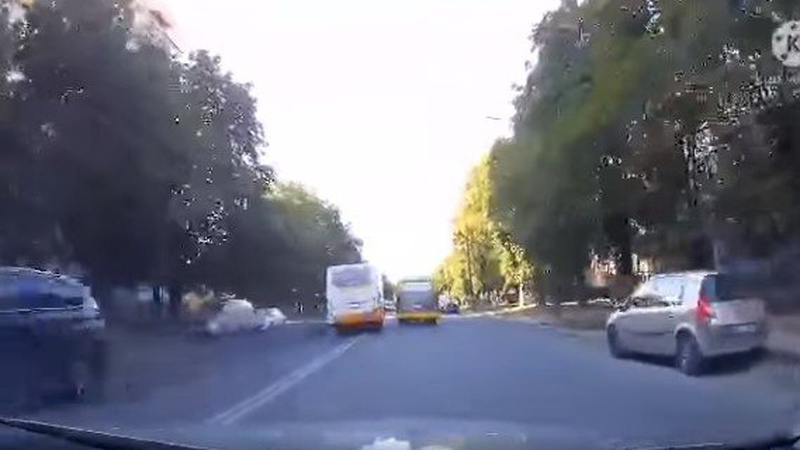 У Луцьку зафіксували грубе порушення ПДР водієм маршрутки. ВІДЕО