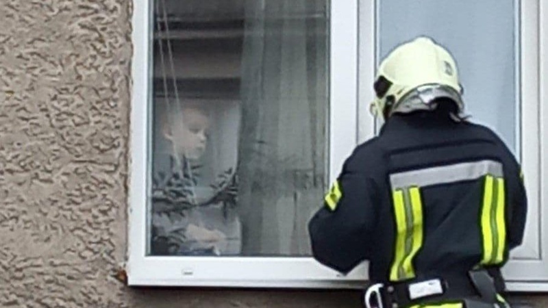 У Луцьку маленька дитина замкнулася сама у квартирі