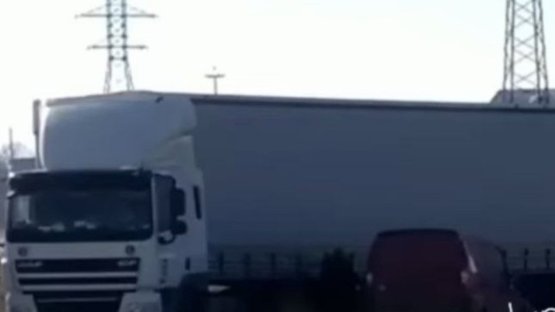 У Луцьку біля «Епіцентру» – аварія: фура не розминулася з бусом. ВІДЕО