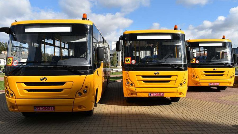 Три громади на Волині отримали нові шкільні автобуси. ФОТО