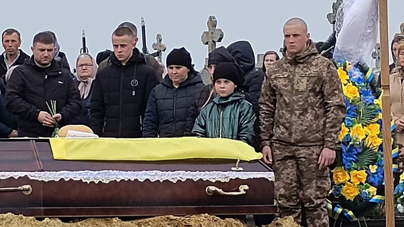 Рожищенська громада провела в останню дорогу Воїна світла Василя Гаврука