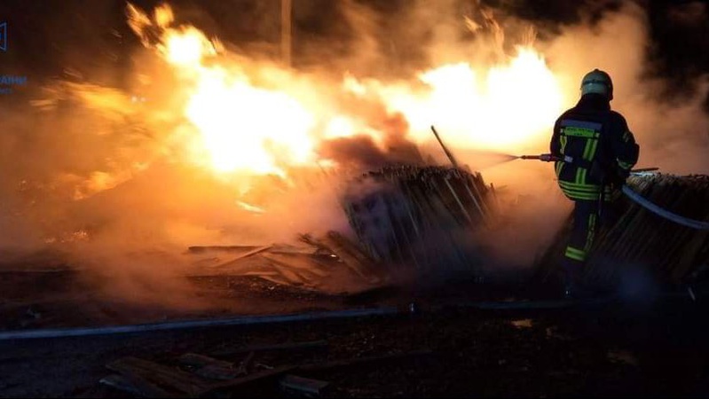 У селі на Волині горіла деревообробна продукція