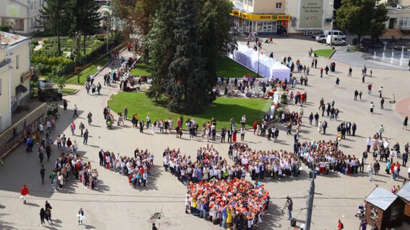 «Луцьк – це любов»: у День міста лучани сформували червоне серце