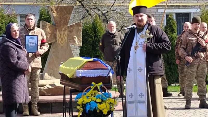 Гідно захищав рідну землю на якій трудився: у Рожищі попрощалися з Героєм Василем Кульпою