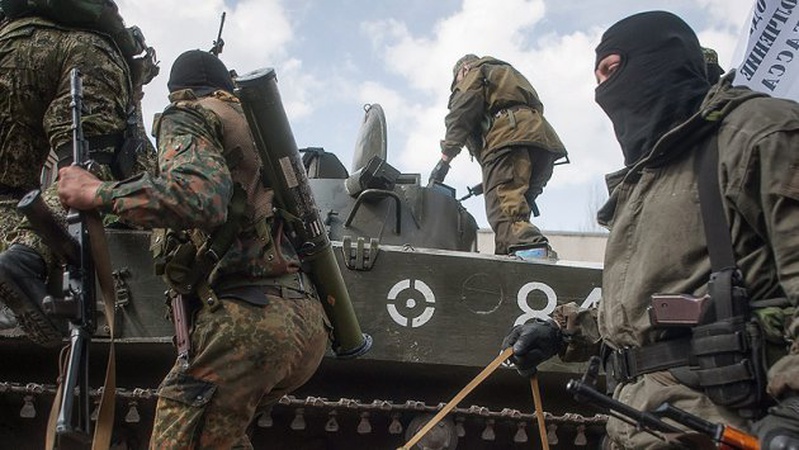 Крадуть навіть турніки: росіяни тікають з Харківщини і мародерять по хатах і школах