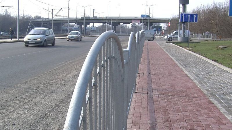 У Луцьку знесли паркан, що заважав водіям. ВІДЕО