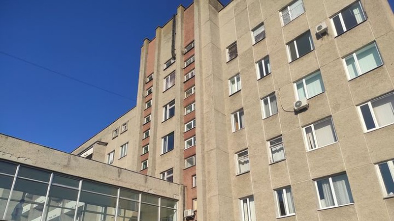 У ковідному шпиталі в Боголюбах вистрибнув з вікна 4-го поверху пацієнт