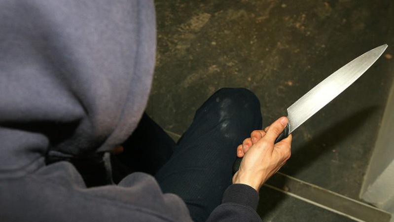 У Володимирі чоловік напав на дівчину з ножем