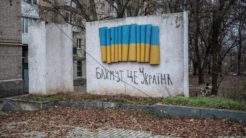 Зеленський повідомив, яке рішення військове командування ухвалило щодо Бахмута