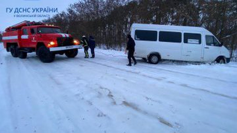 На Волині рятувальники витягнули із снігового замету рейсовий автобус з 19 пасажирами