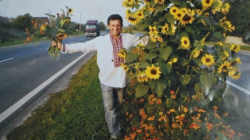 Відомий лучанин, який засіяв соняхами і чорнобривцями тисячу кілометрів узбіч, боргує за комуналку