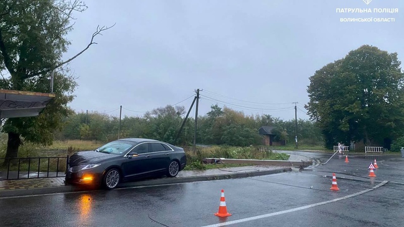 На Ковельщині водійка збила електроопору та влетіла в дорожнє огородження