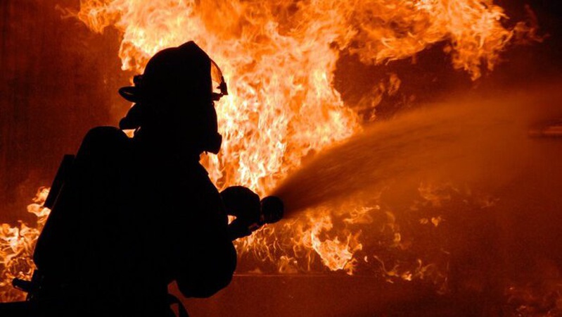 Повітряна атака на Київ: уламки впали на дах багатоповерхівки