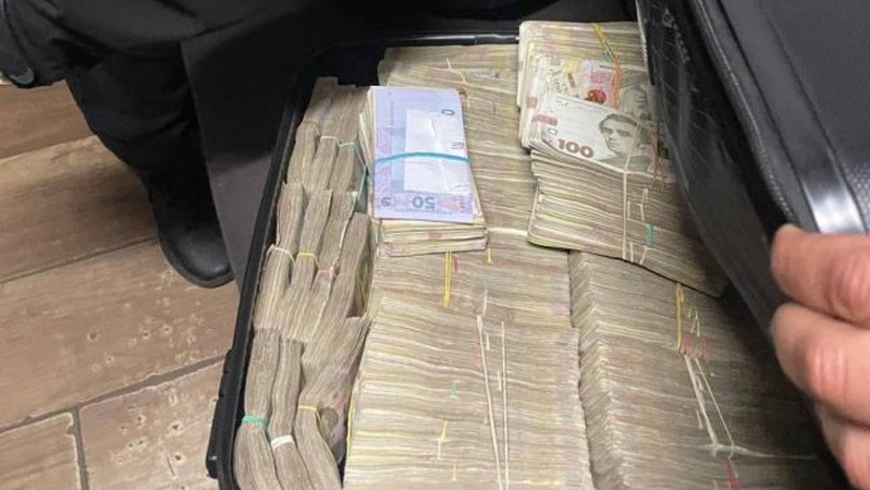 Волинські митники затримали громадян, які намагалися провезти через кордон дві валізи з грошима