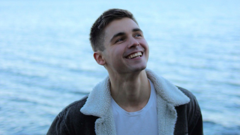 Півфіналіст шоу «Голос країни» випустив жартівливу пісню і кліп «Голі берези»