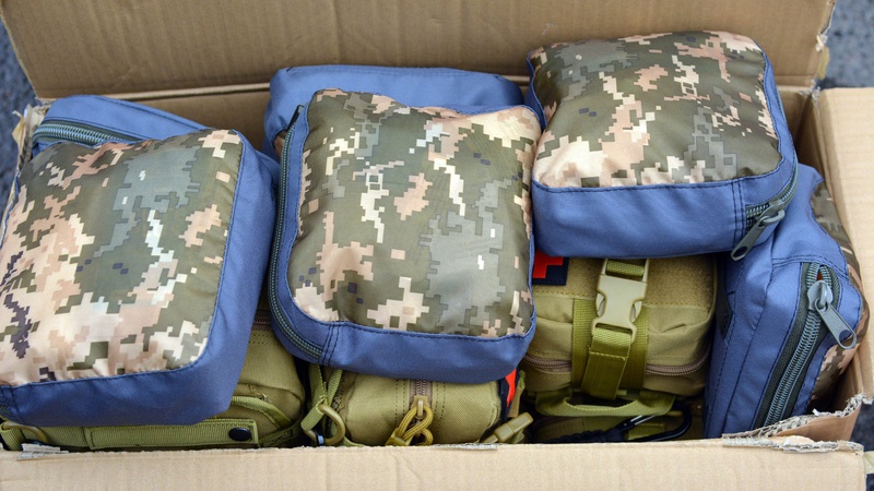 Сотню аптечок передали з Волині бійцям на передову