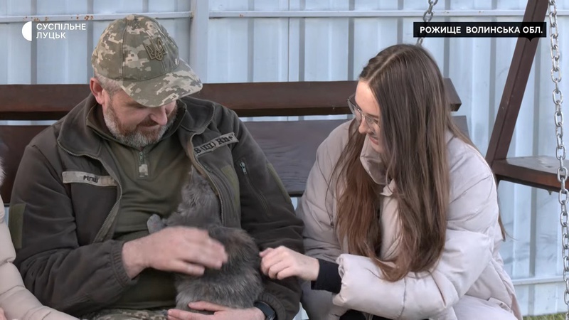 Історія сім’ї військового з Рожища: поки тато на фронті, 14-річна донька волонтерить