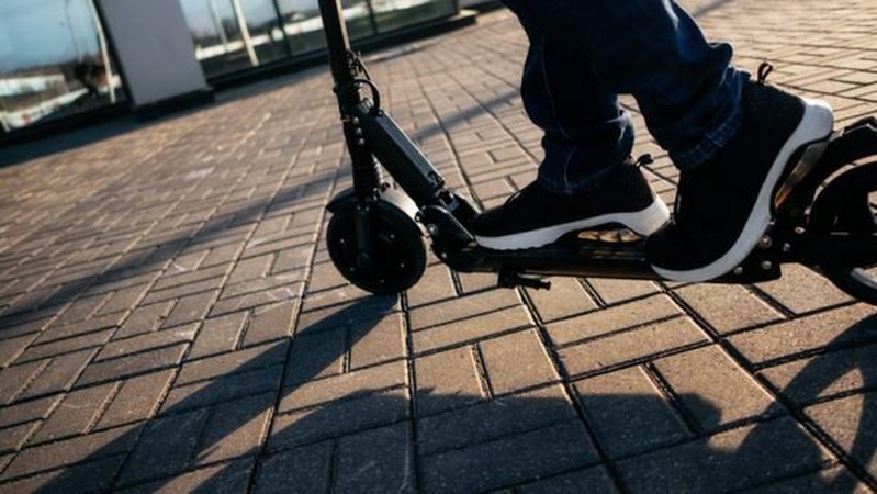 У Луцьку електросамокат збив 4-річну дівчинку