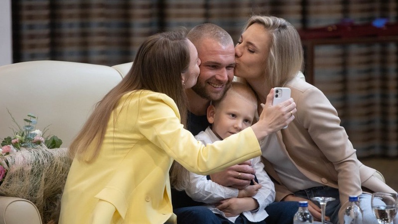 Захисники «Азовсталі» зустрілися в Туреччині зі своїми родинами