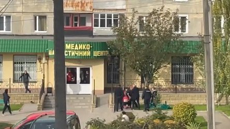 У Луцьку втихомирювали психічно хворого чоловіка, який втікав від медиків