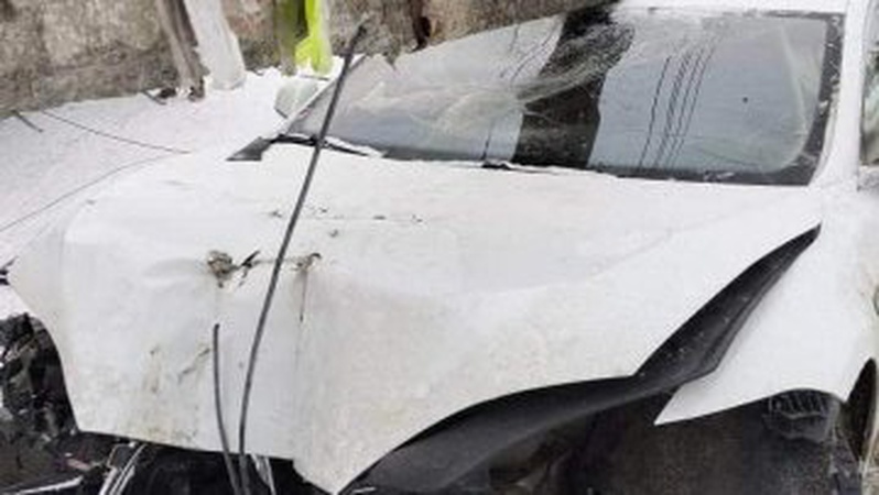 Водій Tesla зніс стовп з камерою фіксації швидкості на трасі Львів-Луцьк