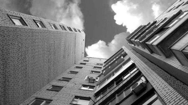 У Луцьку з багатоповерхівки випав хлопець