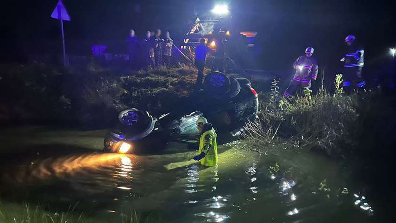 На Волині позашляховик злетів у ставок і перекинувся