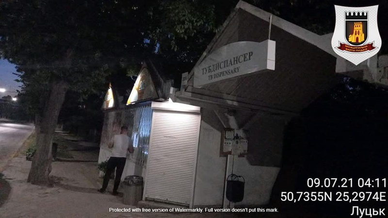 Луцькі муніципали спіймали продавчиню на продажі алкоголю вночі