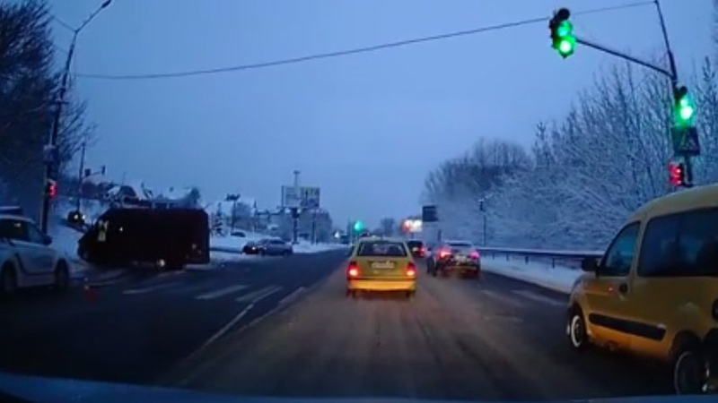 У Луцьку на Набережній зіткнулися легковик і бус. ВІДЕО