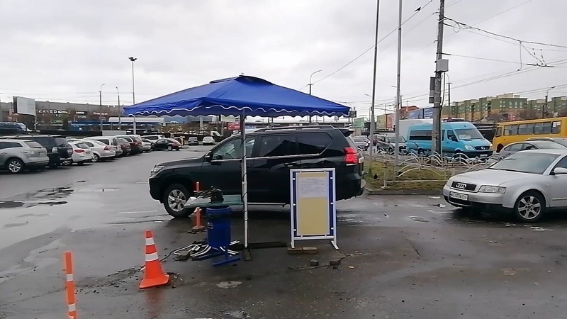 На стоянці біля торгівельного центру «Ювант» у Луцьку відновили шлагбаум. ВІДЕО